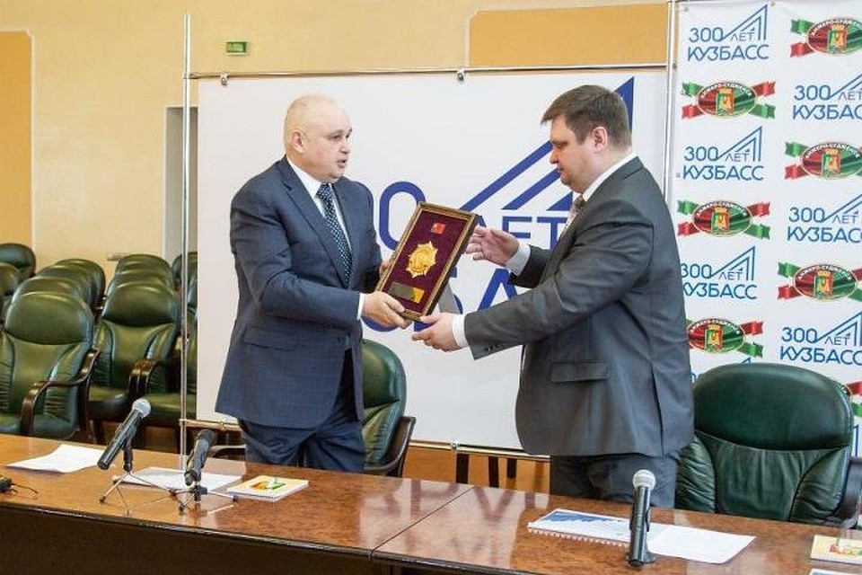 Анжеро-Судженску вручили почетный знак «Город трудовой доблести и славы». ФОТО: пресс-служба АПК
