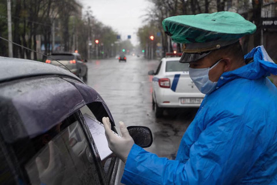 Если возникли какие-то проблемы с пропуском на передвижение в городе, тоже звоните (Фото: комендатура Бишкека).