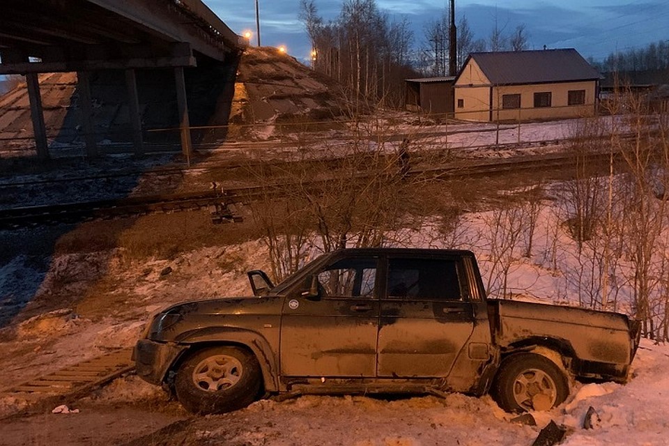 «УАЗ-Пикап» упал с моста в Нижневартовске. Фото ГИБДД ХМАО.