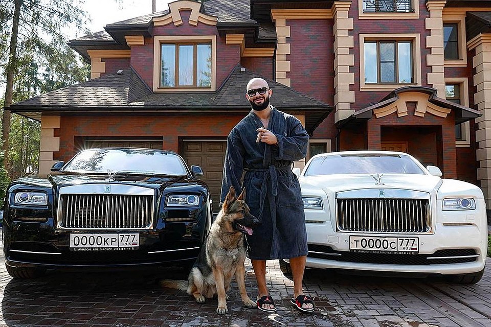 Многочисленные нарушения числятся за двумя автомобилями: Cadillac Escalade ESV и Rolls-Royce Wraith.