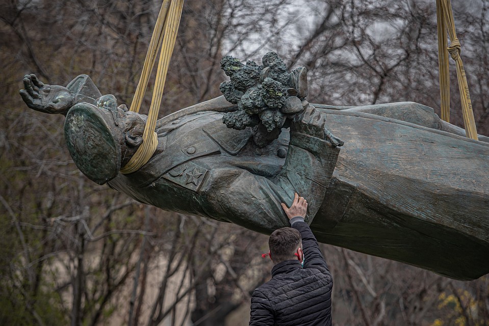 Памятник маршалу Советского Союза Ивану Коневу во время демонтажа на площади Интербригады в шестом районе Праги. Фото: EPA/MARTIN DIVISEK/ТАСС