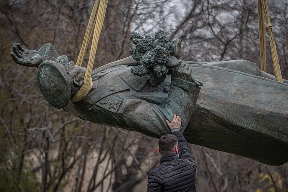 Весной 45-го чехи забрасывали Конева цветами. Фото: EPA/MARTIN DIVISEK/ТАСС.
