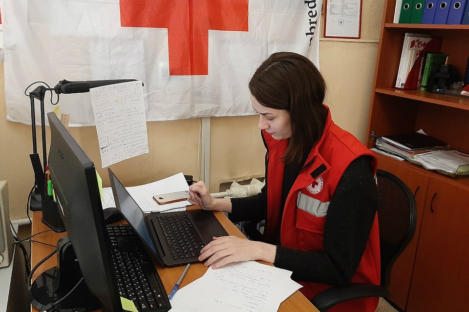 Пока на линии работают восемь волонтеров, но они будут рады помощи. Фото: Санкт-Петербургское региональное отделение Российского Красного Креста