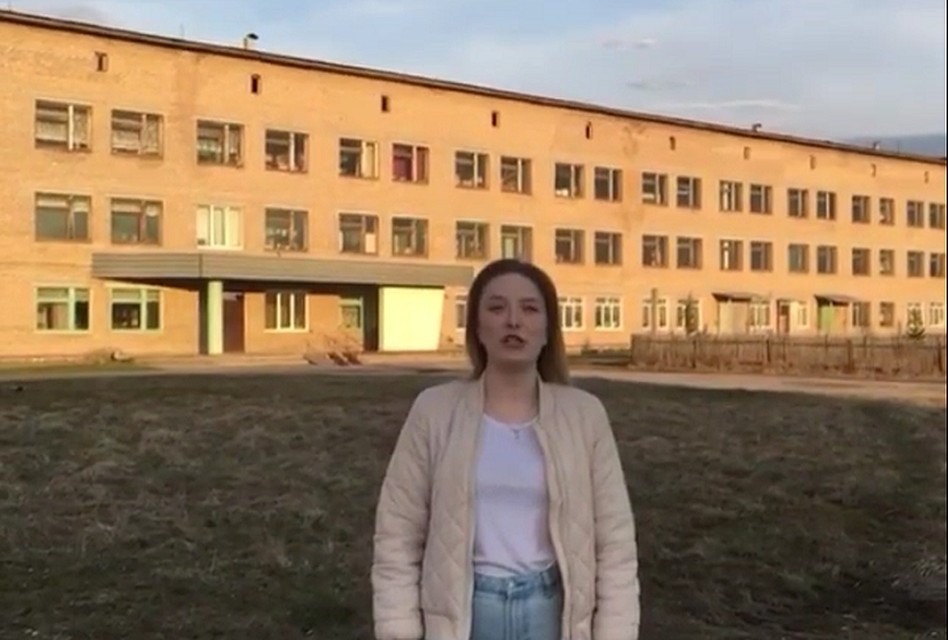 Школьники из поселка Восточный устали ждать, пока взрослые спасут единственную в населенном пункте больницу.
