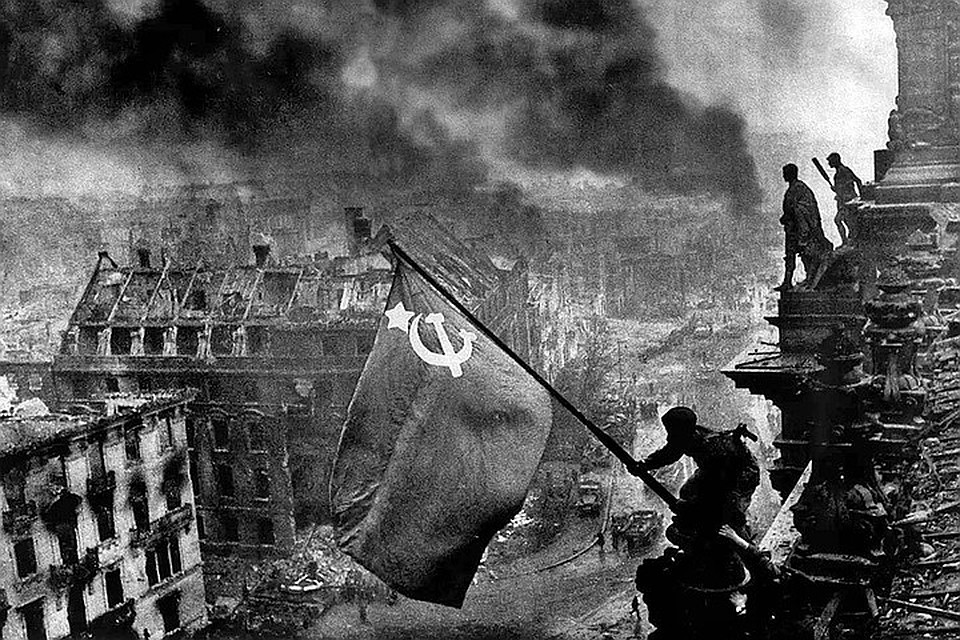Знамя Победы на крыше здания рейхстага, май 1945 г.