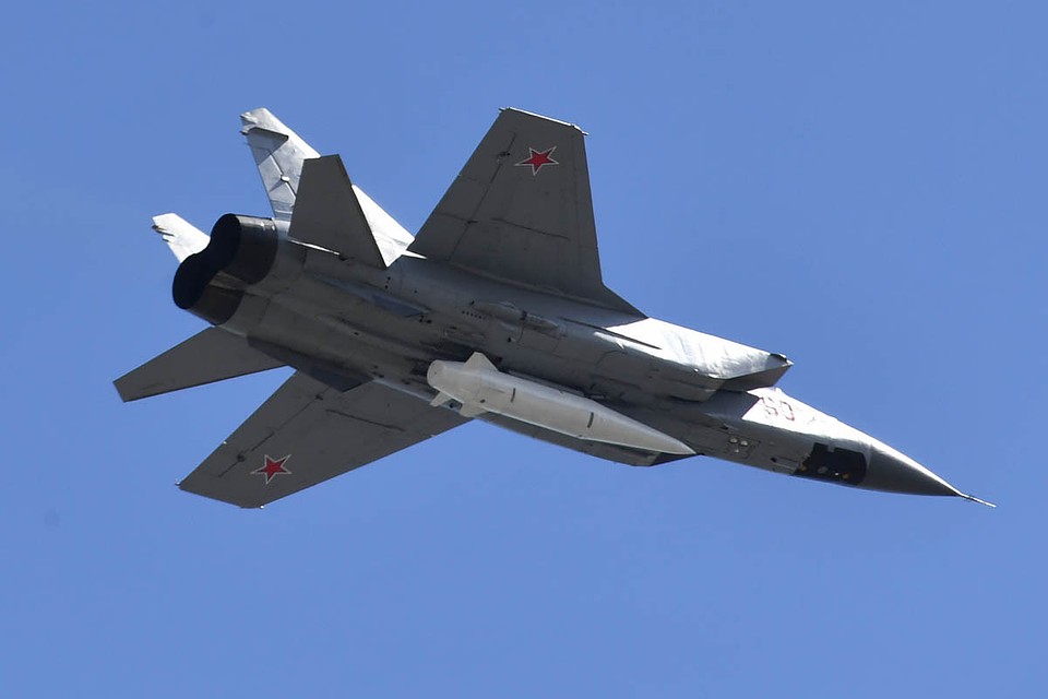 Истребитель-перехватчик МиГ-31К с гиперзвуковой ракетой «Кинжал»