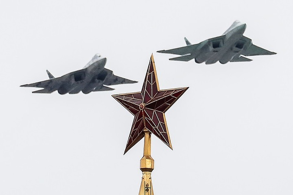 Истребители пятого поколения Су-57 над Красной площадью. Фото: Григорий Дукор/ТАСС