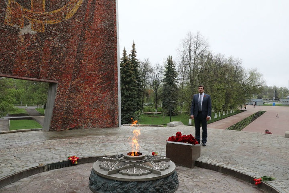Глеб Никитин возложил цветы к Мемориалу Славы на Автозаводе. ФОТО: Александр Воложанин