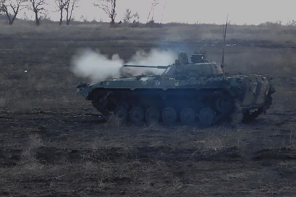 По жилым домам в Донецке украинские вояки стреляли прямой наводкой из пушек БМП-2. Фото: Пресс-центр штаба ООС