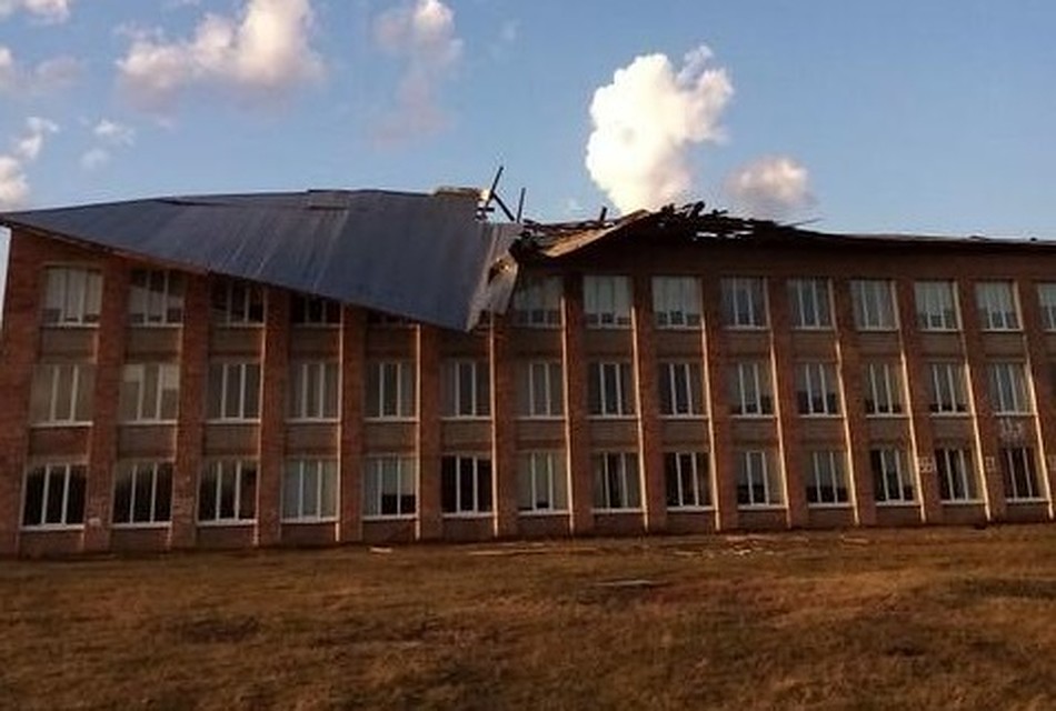Крышу сорвало ветром со здания школы в поселке Жигалово.