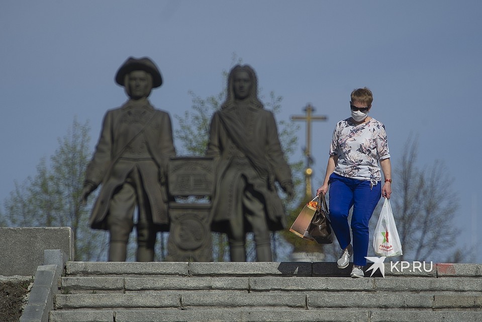 9 мая по улицам города гуляли сотни людей.