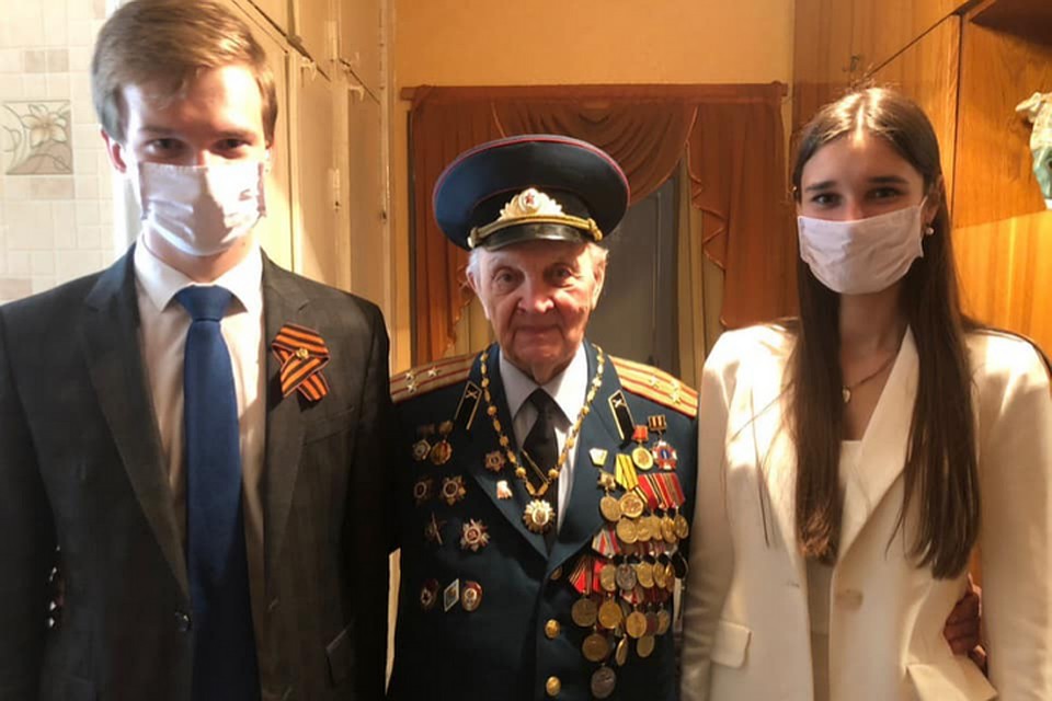 Поздравления проходят с соблюдением мер предосторожности во время эпидемии.