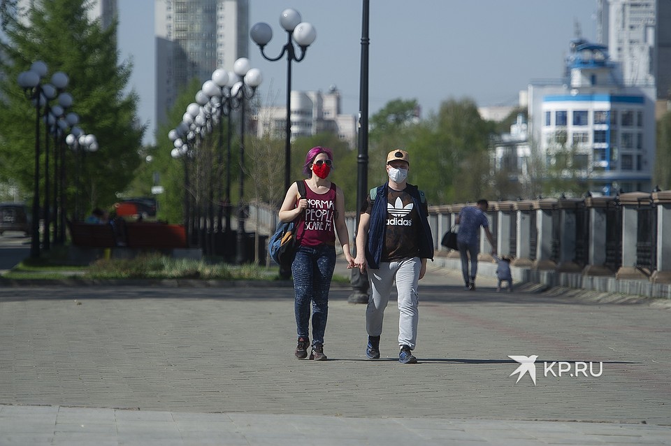 В Свердловской области все еще действует масочный режим.