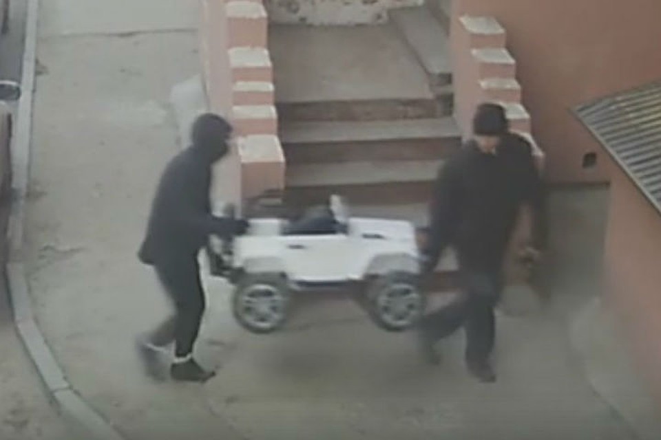Двое иркутян украли у ребенка электромобиль. Фото: ГУ МВД России по Иркутской области.
