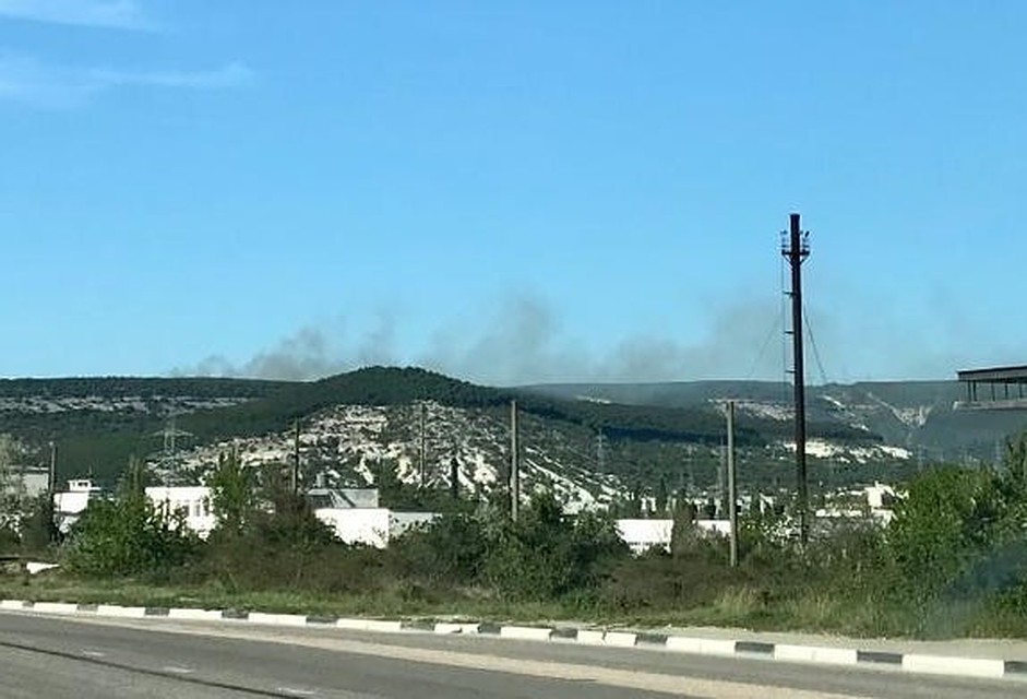 Черный дым поднимается над Первомайской балкой Фото: очевидцы