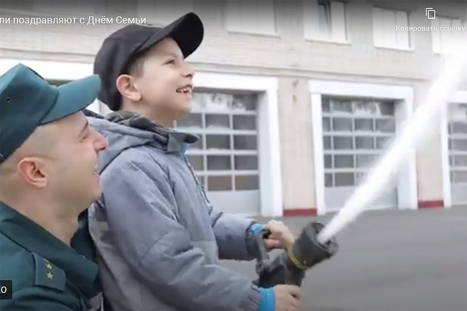 Витебские спасатели показали, как проводят время со своими детьми. Фото: кадр из видео.