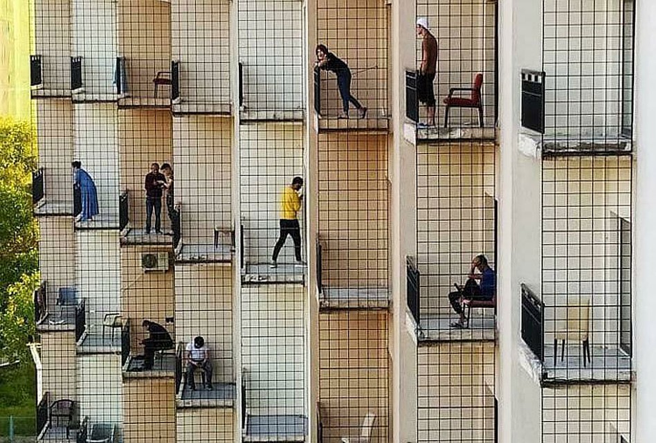 В утренние часы люди вышли на балконы подышать свежим воздухом.
