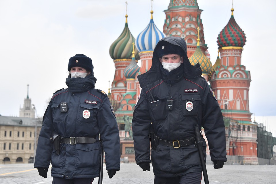 Россия выбрала средний вариант - пытаясь и жизни людей сохранить, и экономику не обрушить.