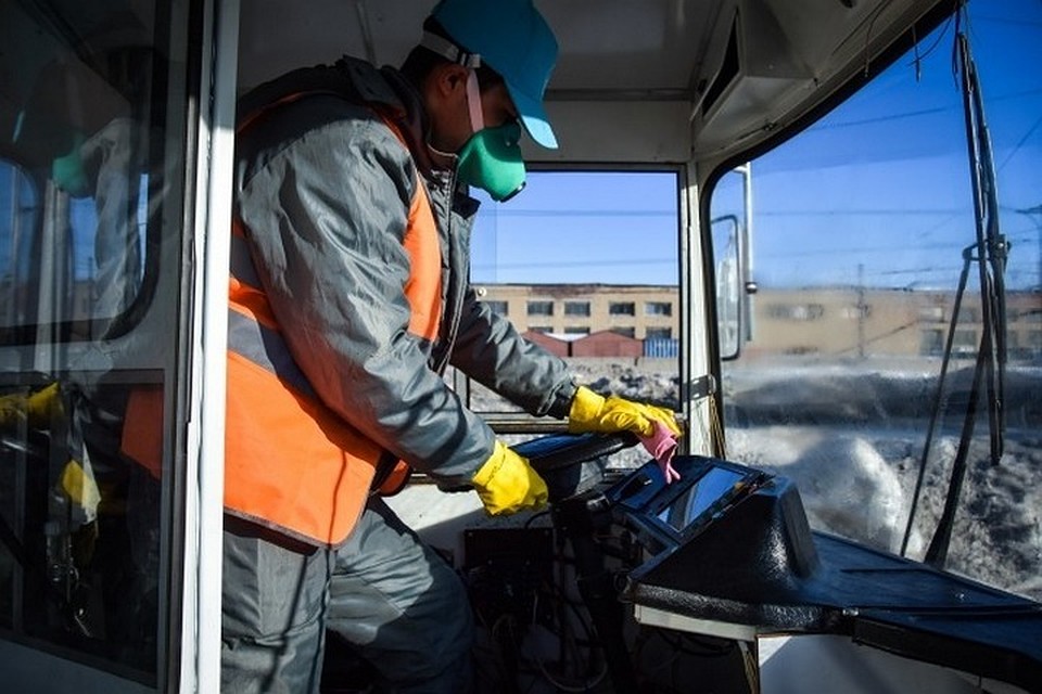 Водителям физически сложно работать по 12 часов в масках и перчатках