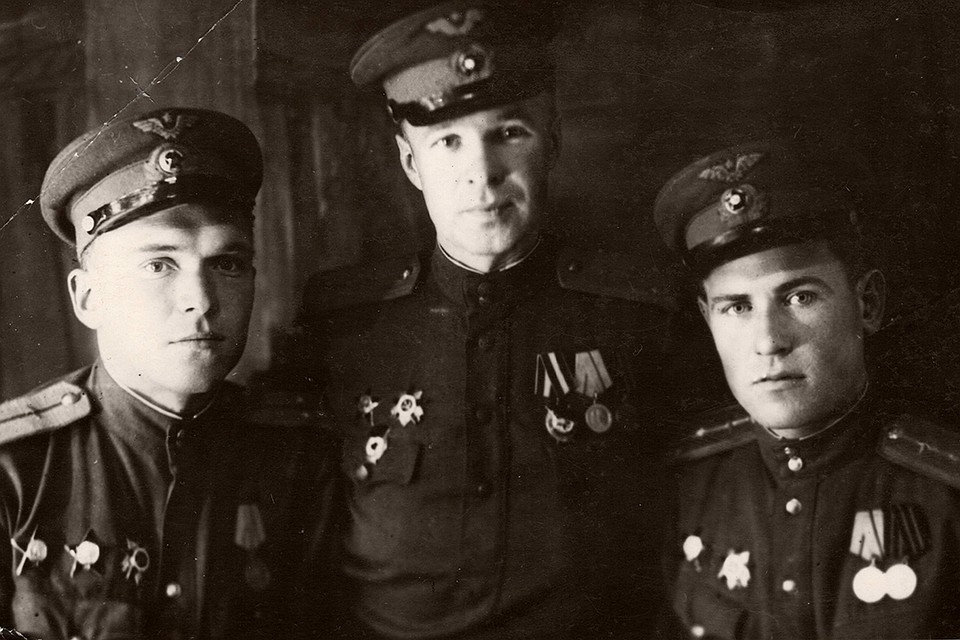 Сергей Валицкий (в центре) сначала работал на заводе токарем, а затем стал высококлассным пилотом. Фото: личный архив