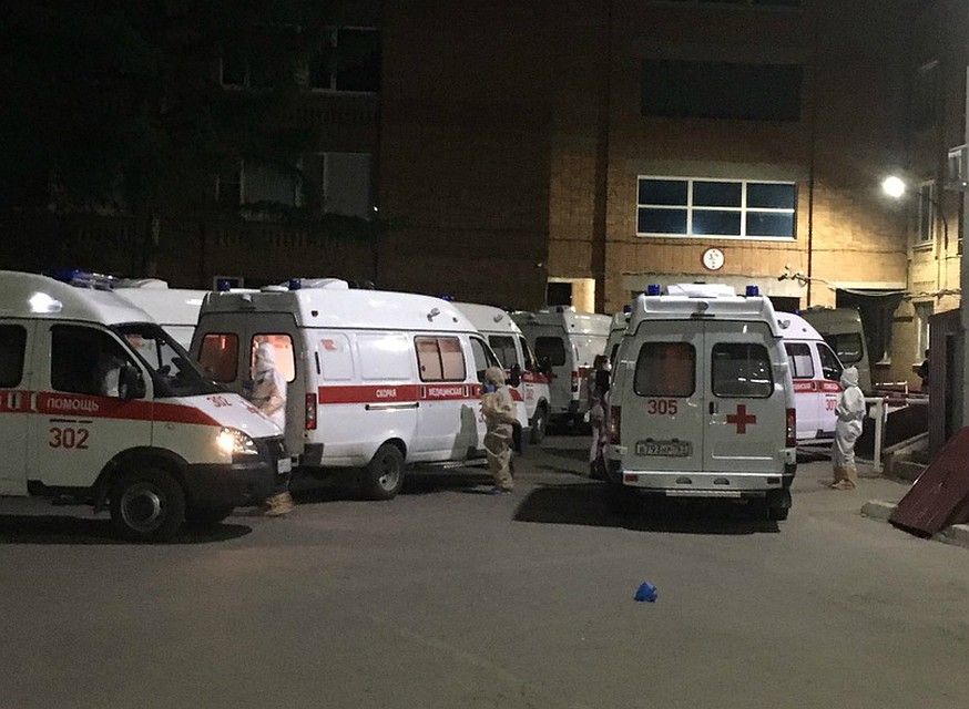 Вот такие очереди работники скорой помощи зафиксировали перед приемным отделением СОКБ Середавина на прошлой неделе. Фото: предоставлено "Комсомолке"