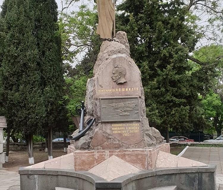 Памятник Шмидту в Севастополе