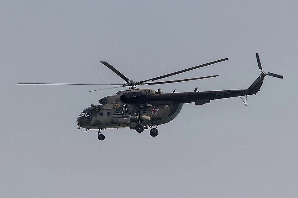 Вертолет упал в поле во время учебного полета.