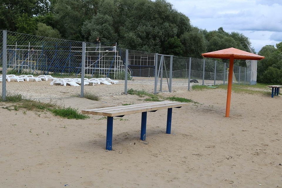 На пляже заменят песок, установят зонтики и кабинки для переодевания.