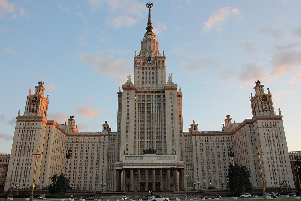 Молния ударила в шпиль главного здания МГУ