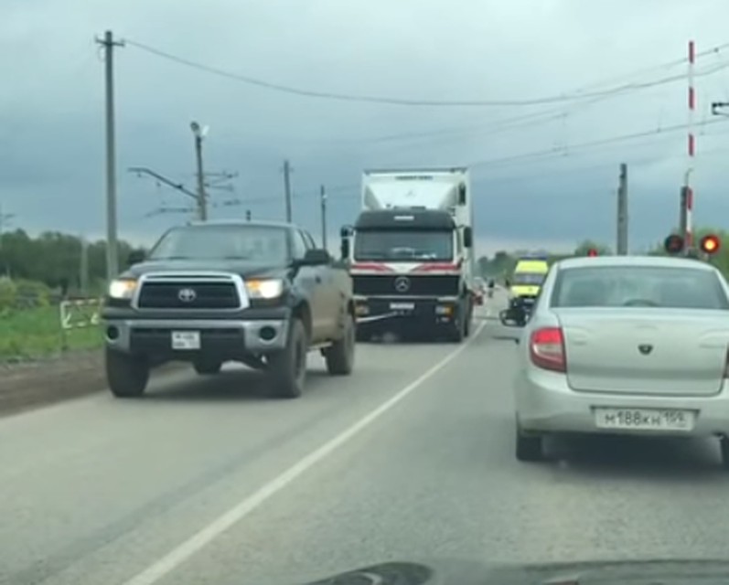 Водитель "Тойоты" смог выдернуть фуру с переезда перед проходящим поездом. Фото: скриншот видео инстаграм chp_59