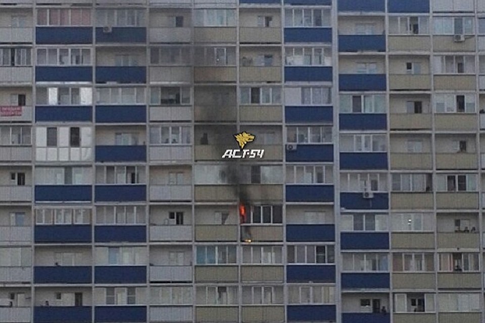 В Новосибирске 30 человек спаслись из горящей 17-этажки.