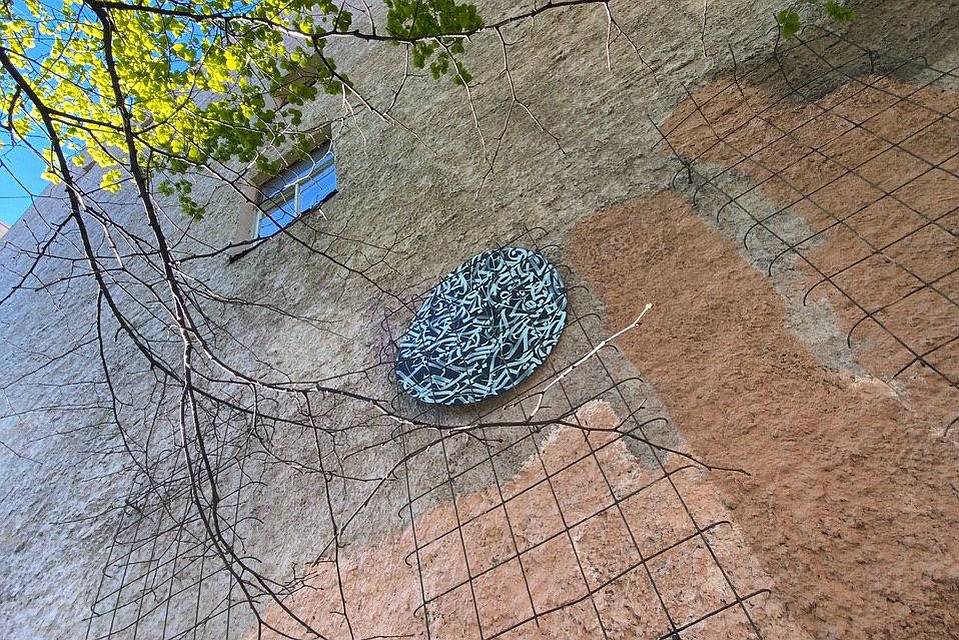 Единственную оставшуюся работу не украли лишь потому, что она висела слишком высоко. Фото: Покрас Лампас