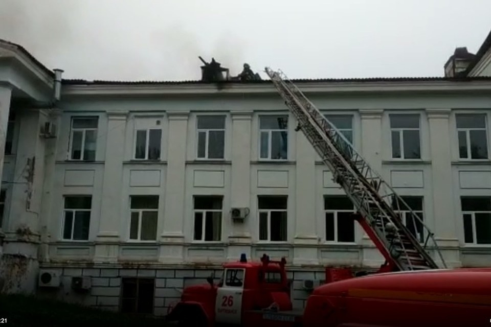 Горит крыша приемного покоя на третьем этаже