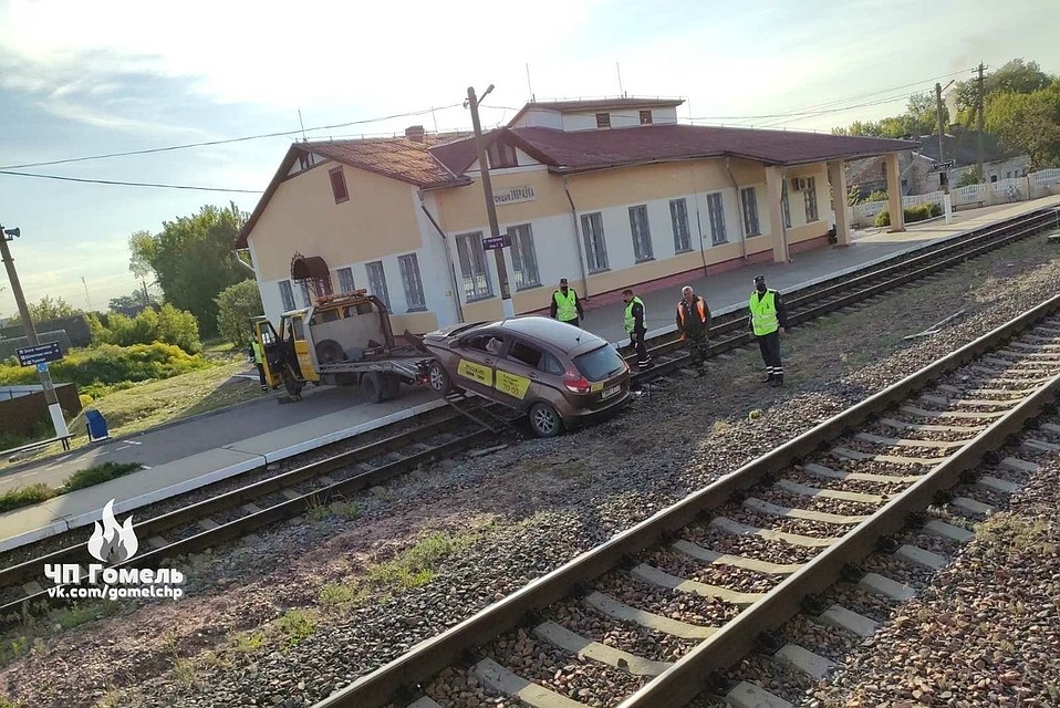 Лихач начал вести себя довольно агрессивно. Пришлось надеть на него наручники. Фото: vk.com/gomelchp