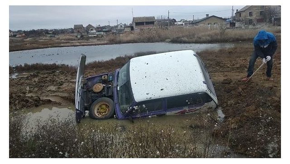 Автомобиль попал в грязевую ловушку вечером 26 мая. Фото: пресс-служба МЧС по РК.
