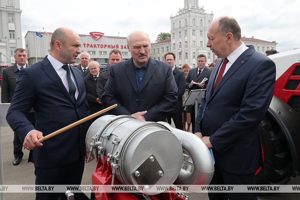 Лукашенко приехал на МТЗ поздравить завод с днем рождения и общается с коллективом. Фото: belta.by