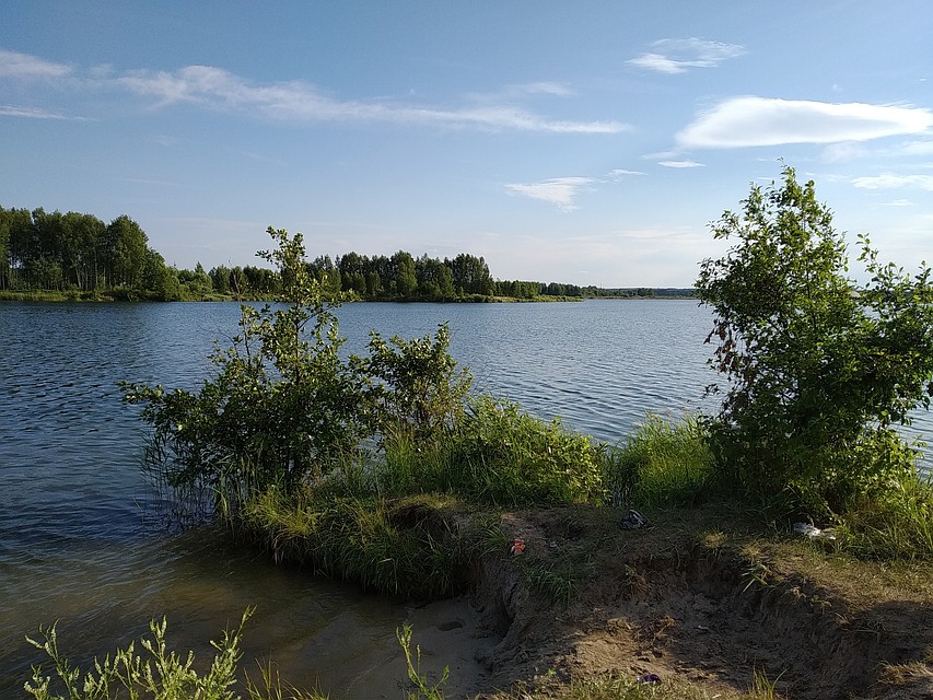 Трасса пройдет по берегу местного озера, где многие купаются