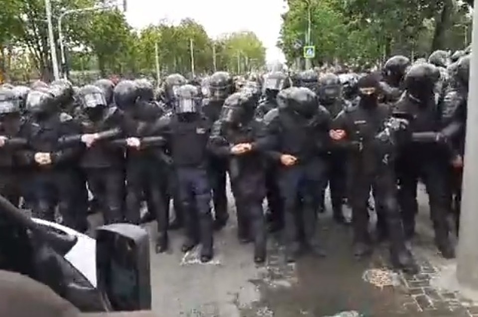 Полиция пока стоит твердо.