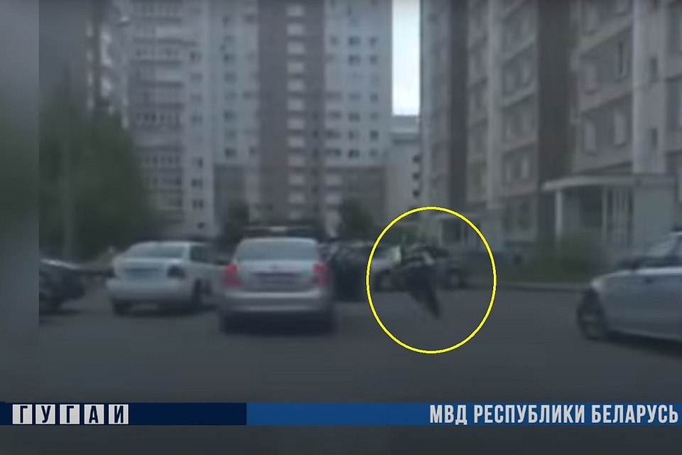 Сотрудник ГАИ выбегает из машины, чтобы догнать нарушителя. Фото: стоп-кадр | видео МВД.