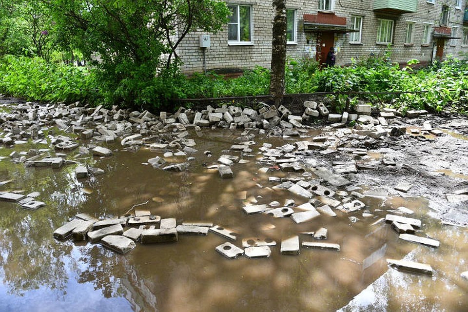 Теперь во двор проехать невозможно