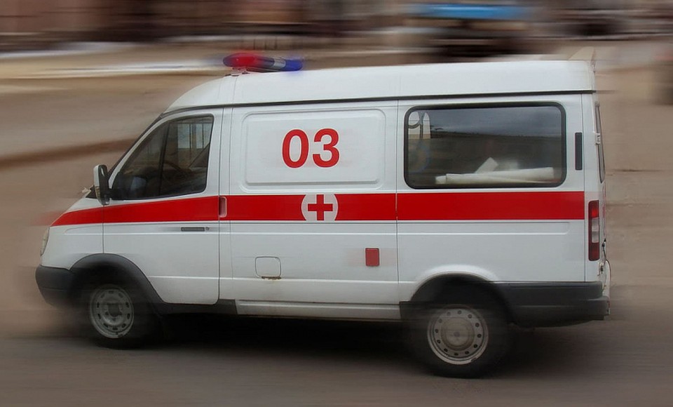 Из Парабели в Томск больную доставили на машине скорой помощи.