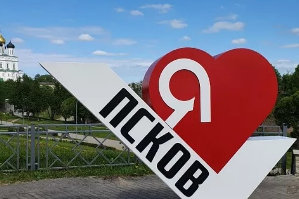Скульптура находится на улице Карла Маркса, 1
