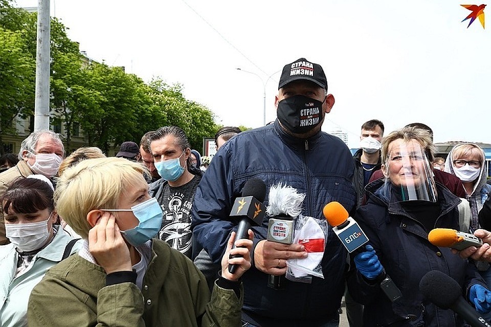 Сергея Тихановского задержали во время пикета по сбору подписей в поддержку предполагаемого кандидата в президенты.