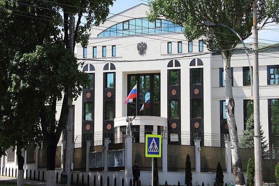 Здание посольства опять "заминировали" (Фото: соцсети).