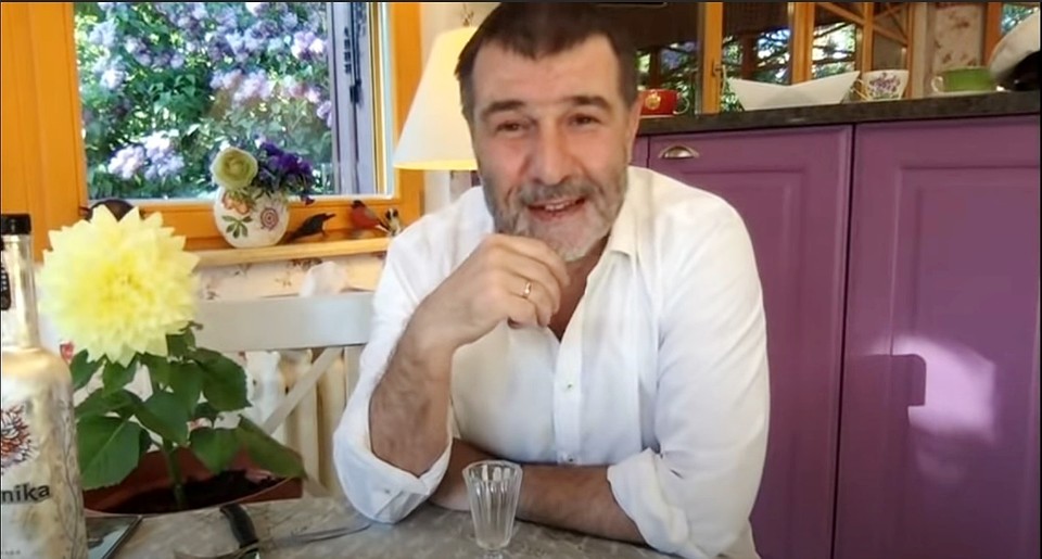 Евгений Гришковец рассказал об опечатке на своем YouTube-канале.