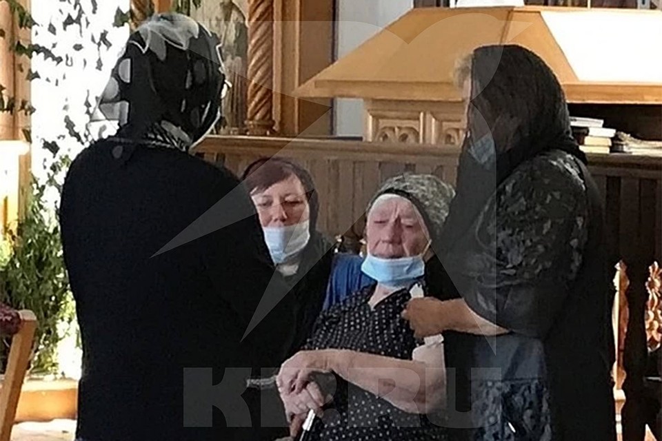 Маме Сергея Захарова стало плохо во время прощания с сыном.