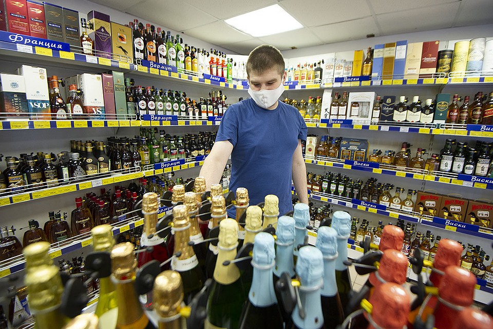 Почти все проверенное - 93,8% этилового спирта и 87,6% алкогольной продукции - производилось и продавалось незаконно.