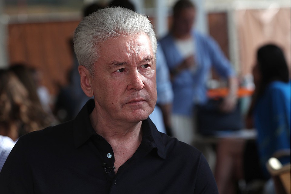 Сергей Собянин во время встречи с рестораторами Москвы на летней веранде кафе "Кофемания". Фото: Владимир Гердо/ТАСС