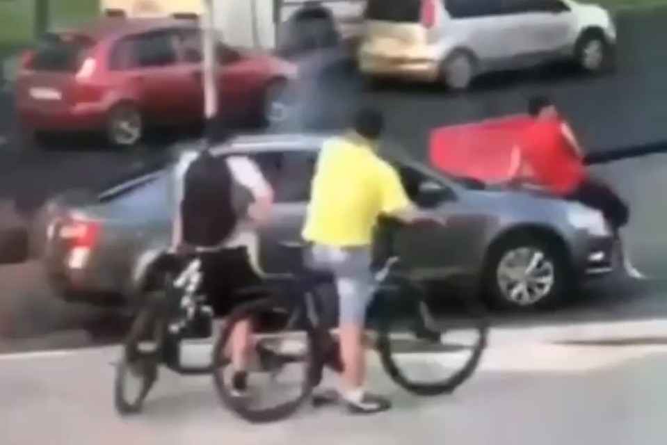 Рабочий в Липецке покатался на капоте решительной автоледи