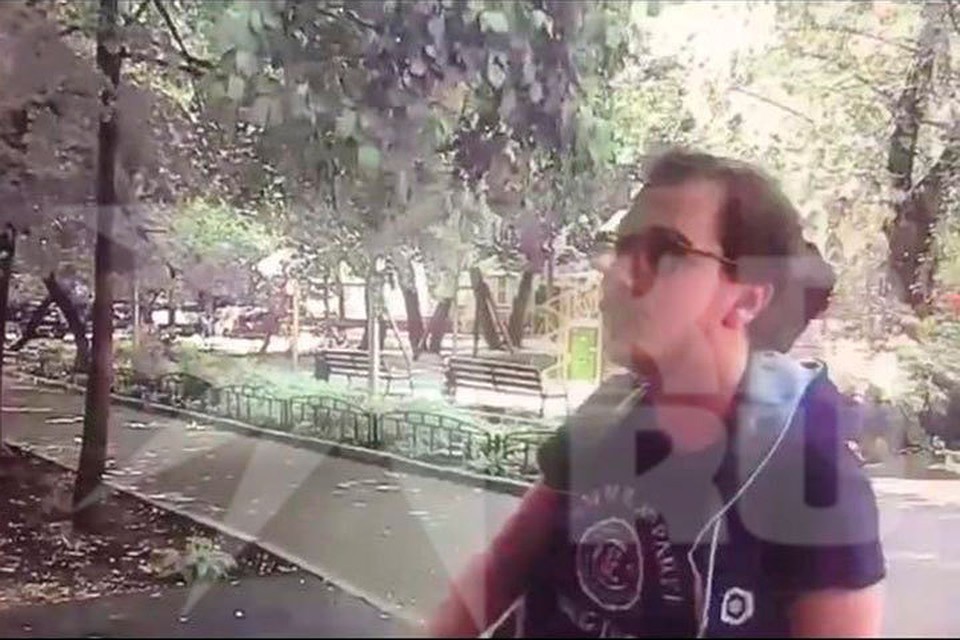 Очевидцы сообщили о мужчине, который вышел на лестничную площадку с оружием и начал палить.